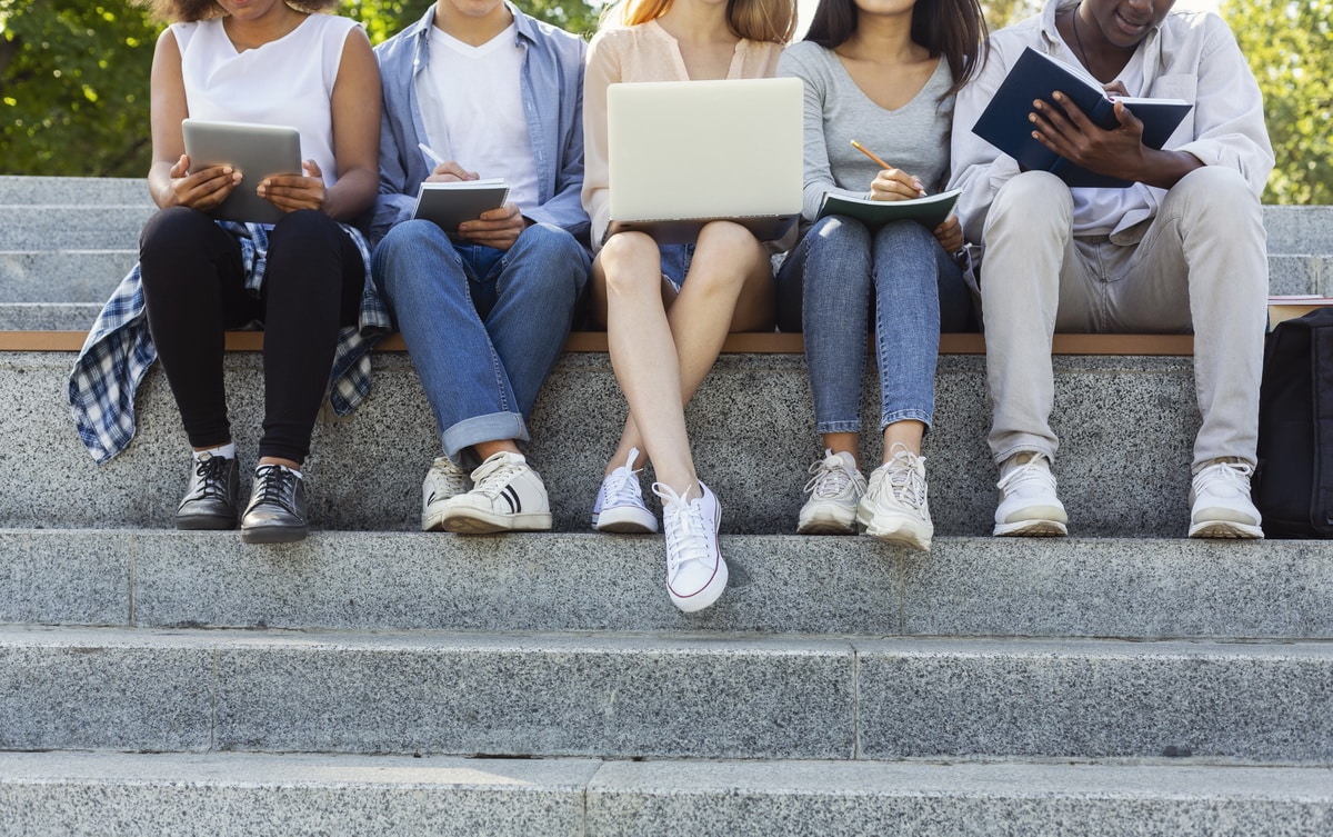 Étudiants suivant des études de droit dans une école
